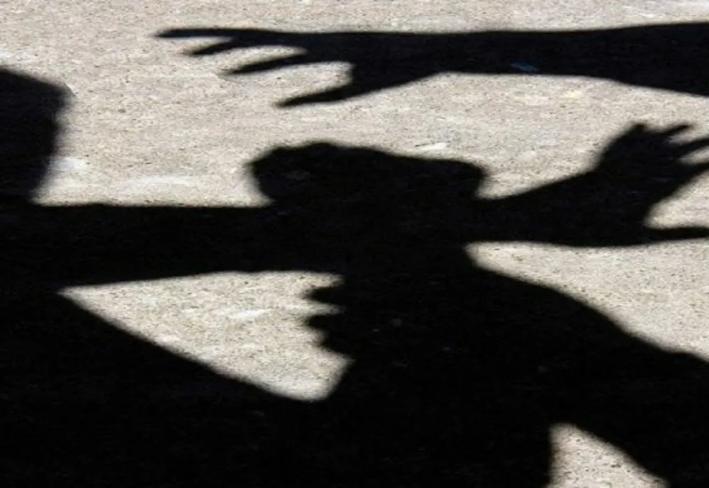 Comisar de Poliţie bătut crunt într-un parc din Iaşi, în faţa copilului și soţiei