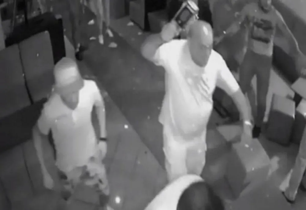 Scandal monstru în Pașcani! Trei tineri, reținuți