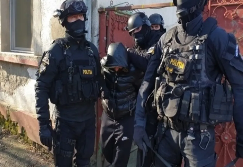 Scandal într-o comună din Iași! Cinci bărbați, în arest