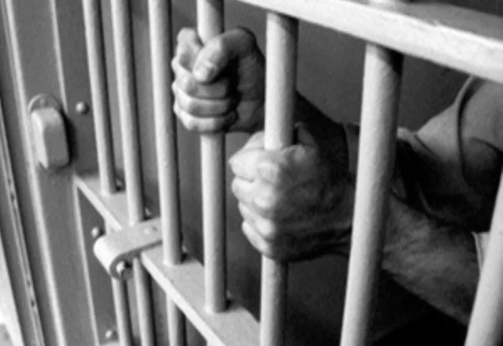A continuat șă-și amenințe tatăl, deși era emis un ordin de protecție împotriva sa