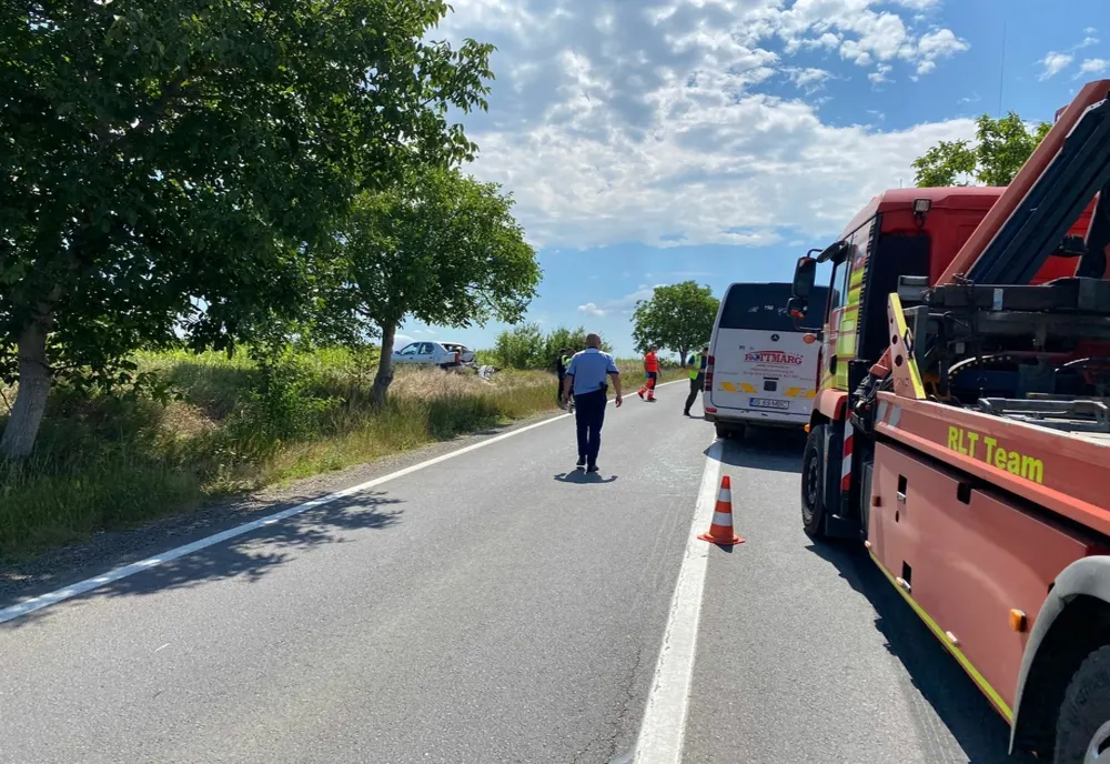 Impact între un microbuz și un autoturism