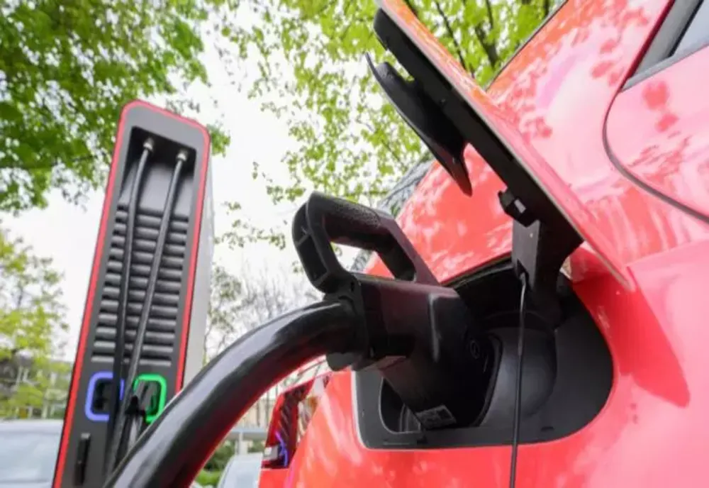 Top 10 cele mai vândute mașini din România. Explozie la înmatriculări de automobile electrice și hibrid
