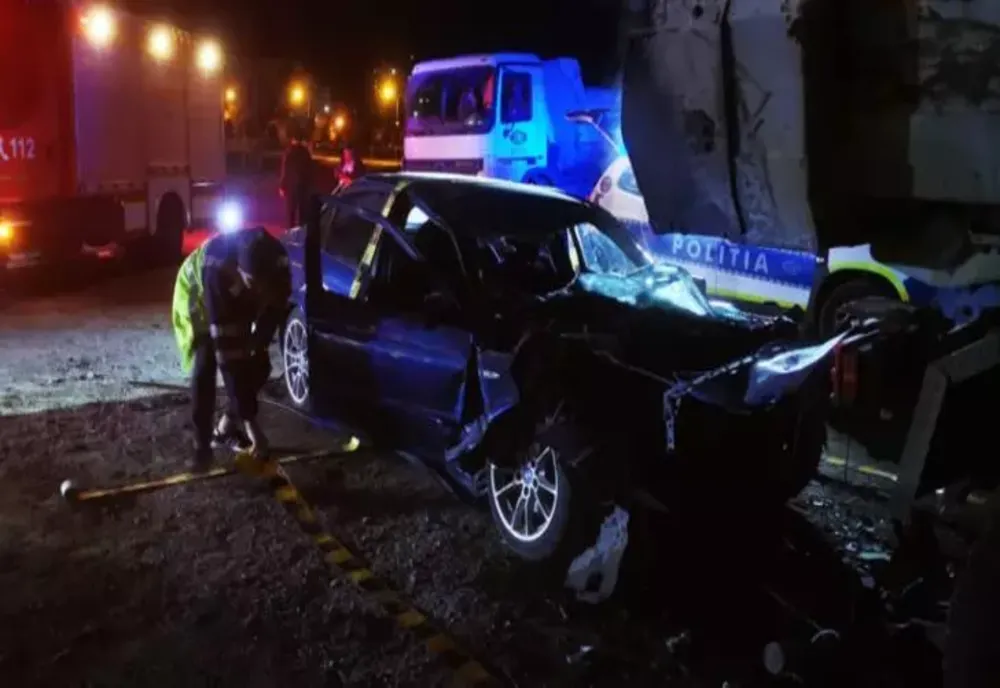 Tineri teribiliști, la spital din cauza vitezei. Șoferul a tras de volan și s-a izbit violent de o basculantă