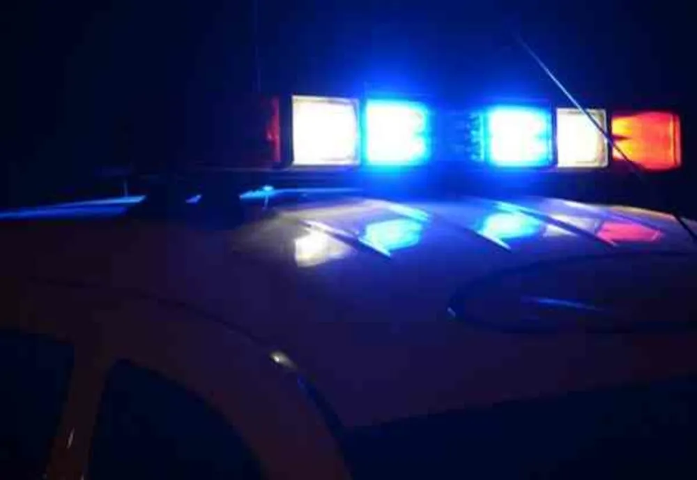 O tânără de 22 de ani, smulsă de trei indivizi din mașina prietenului ei și sechestrată