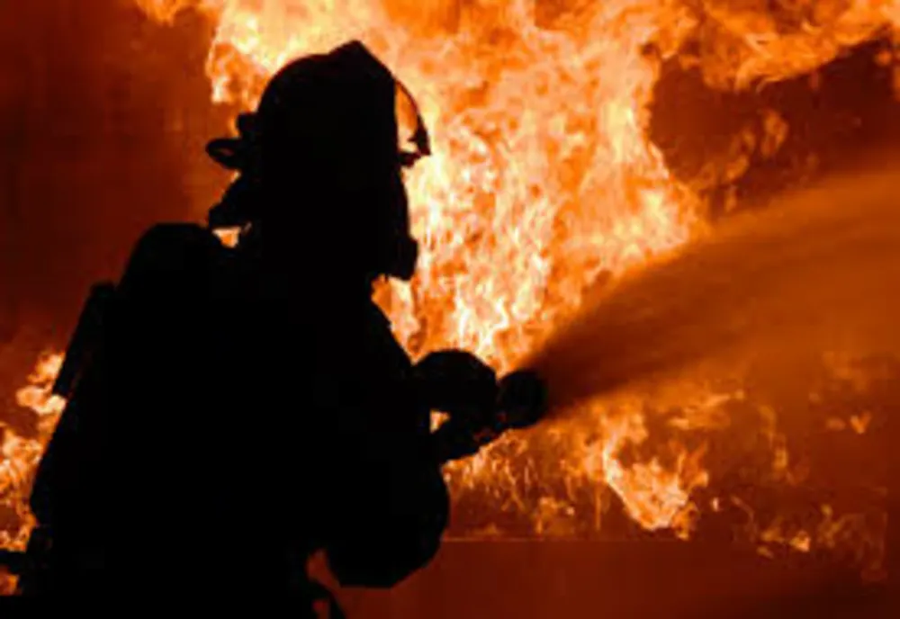 Două persoane carbonizate într-un incendiu izbucnit la o casă din Iași