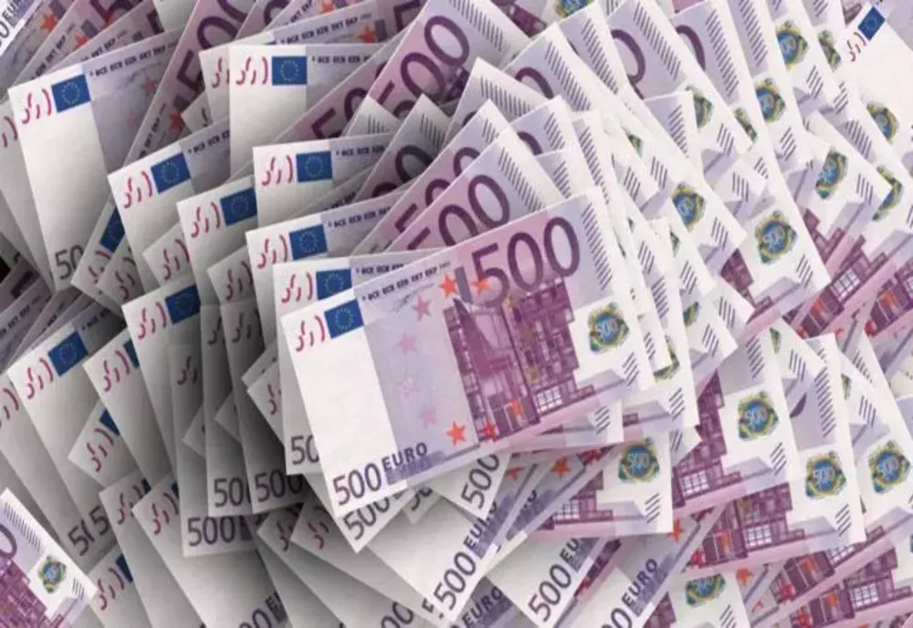 Despăgubire de 10.000 de euro pentru un bărbat din Iași, după ce i-a căzut o bucată de tavan în cap, în propria casă