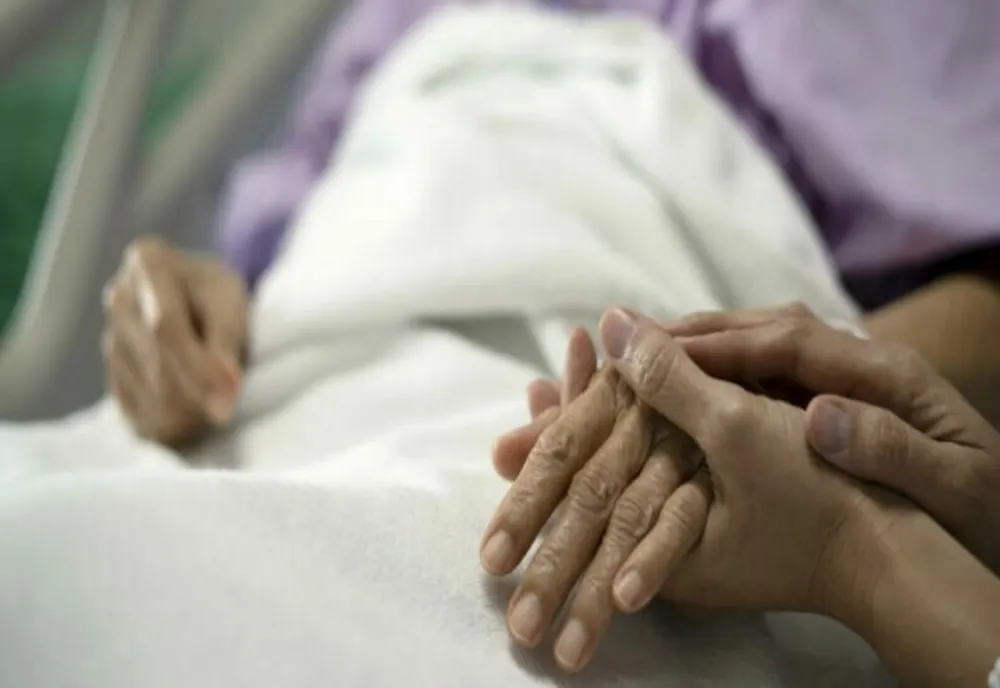 Femeie în stare critică la spital după ce a fost bătută crunt de un cioban