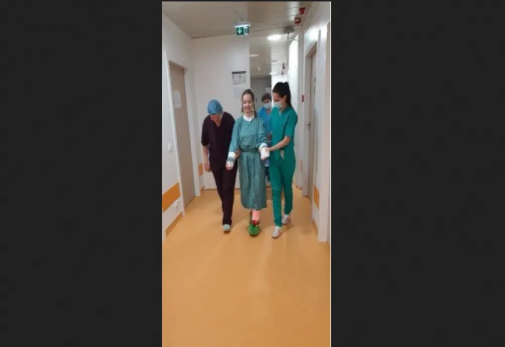Imagini emoționante cu Alexia, tânăra căreia chirurgii din Iaşi au reușit să-i replanteze ambele brațe 
