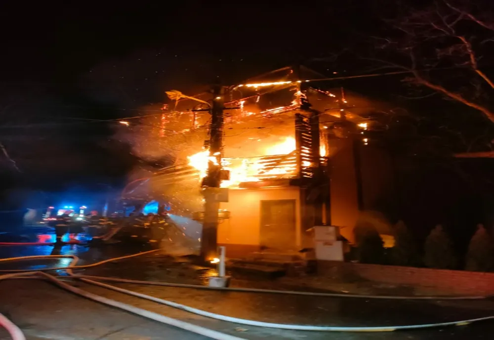 Incendiu la o casă în Iași! O tânără a ajuns la spital