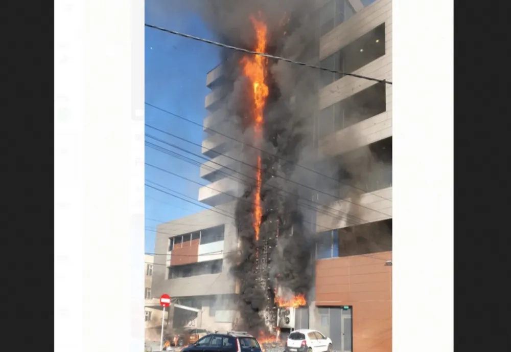 O sală de sport din Iaşi a luat foc. Pompierii au intervenit cu mai multe autospeciale 