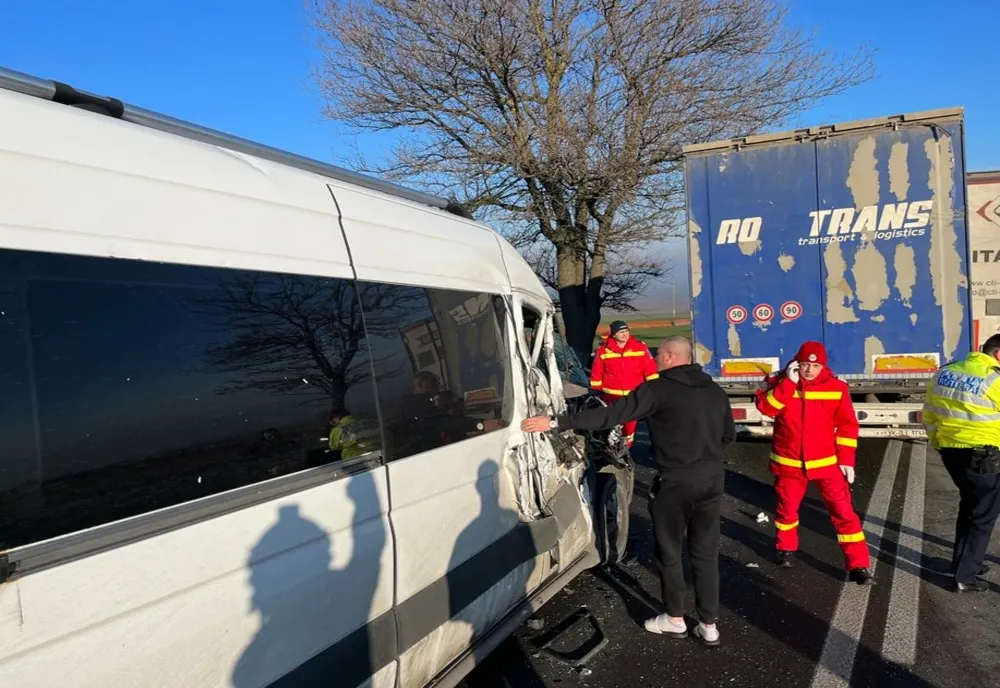 Un microbuz și un TIR au intrat în coliziune la Pașcani
