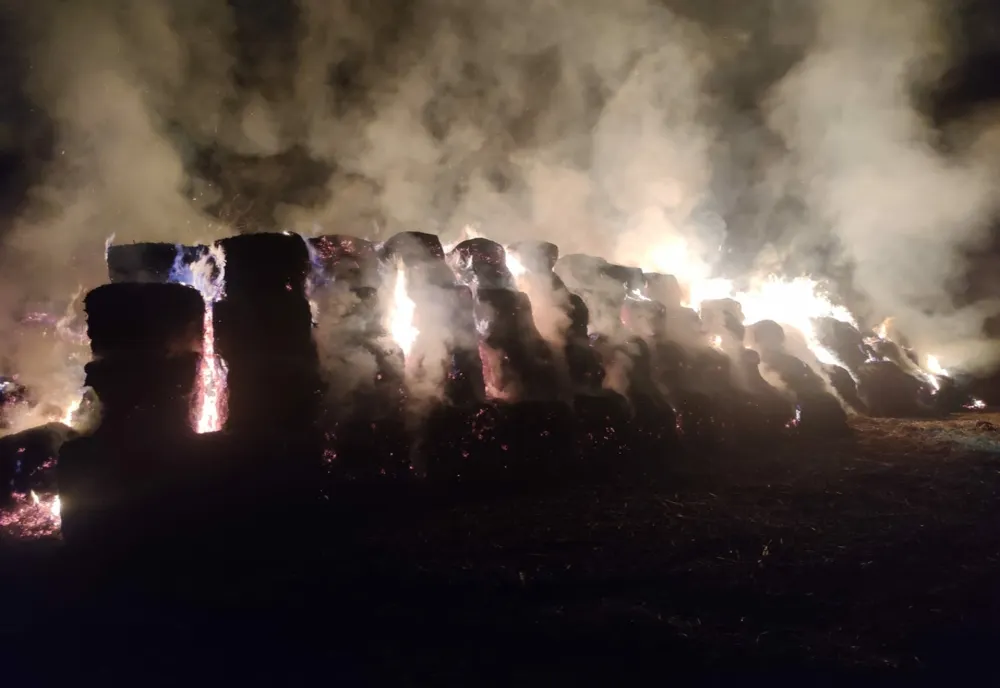 Un depozit de furaje, distrus de flăcări în localitatea Fântânele