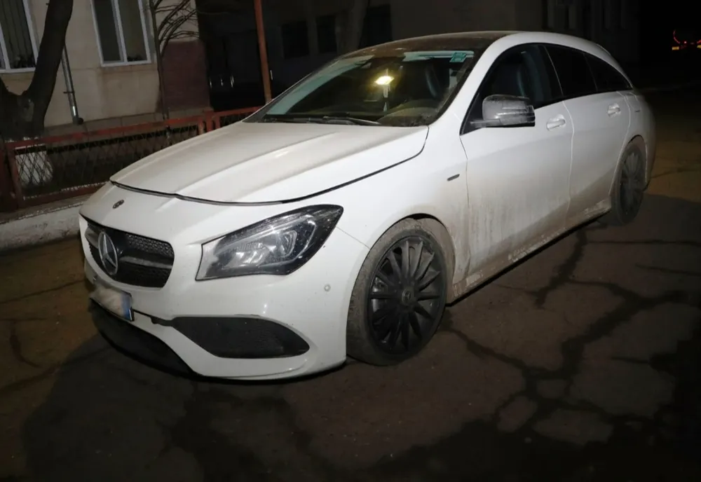Autoturism de lux furat din Italia, descoperit în trafic de poliţiştii de frontieră ieşeni
