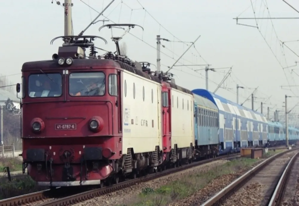 Adolescent în stare gravă după ce a căzut de pe o pasarelă pe o locomotivă 