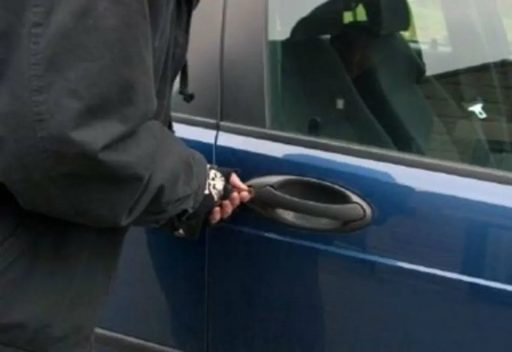 Bandă de hoți, luată în vizor de polițiști! Secializarea lor: furturile din autoturisme