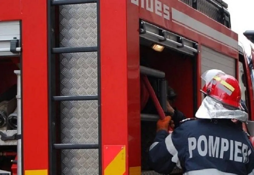 Incendiu în comuna Ungheni: arde o casă bătrânească