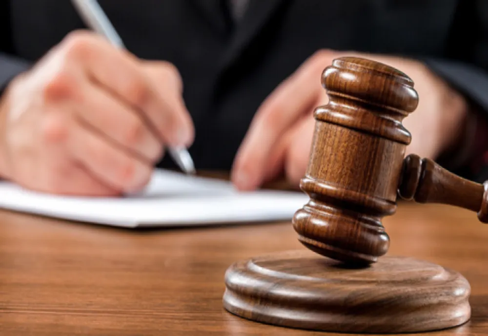 Control judiciar pentru un bărbat acuzat de înșelaciune