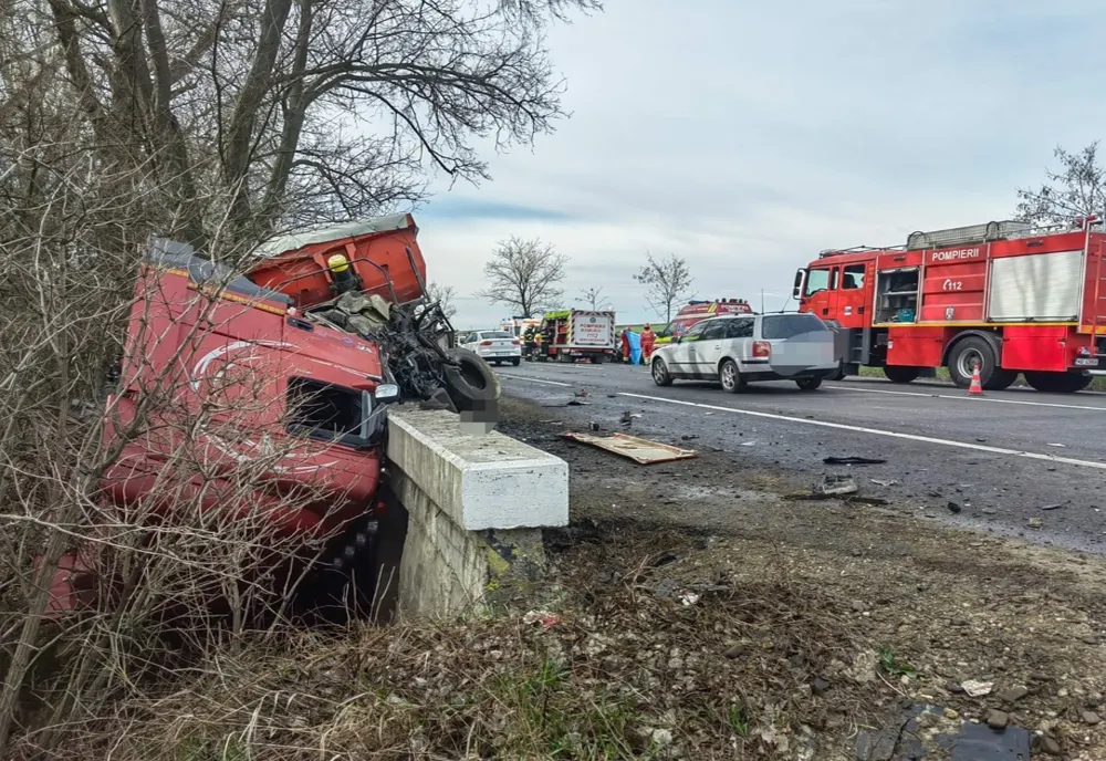Accident GROAZNIC la Miclăușeni! Două persoane au rămas încarcerate după ce un TIR a spulberat un autoturism. Una dintre victime a murit