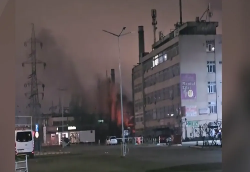 Incendiu puternic în spatele unei fabrici din Iași