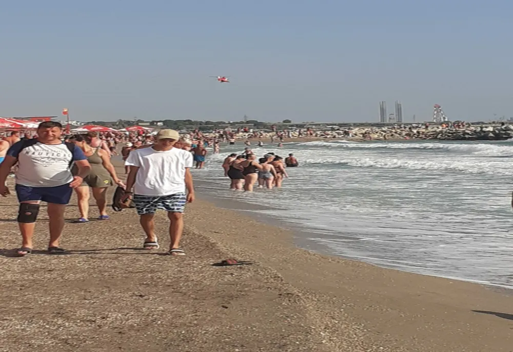 CAPCANE MORTALE PE LITORAL: CURENȚI ȘI GROPI LA ȚĂRM