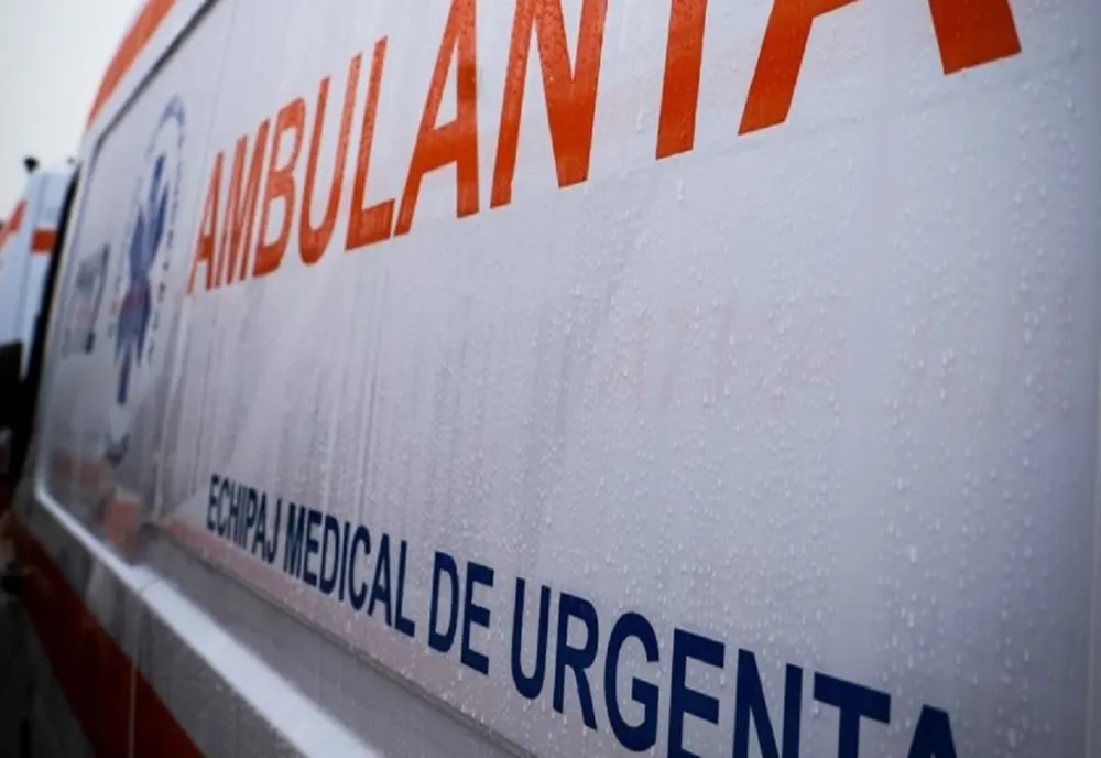 O femeie s-a aruncat dintr-o mașină aflată în mișcare, în fața unui camion