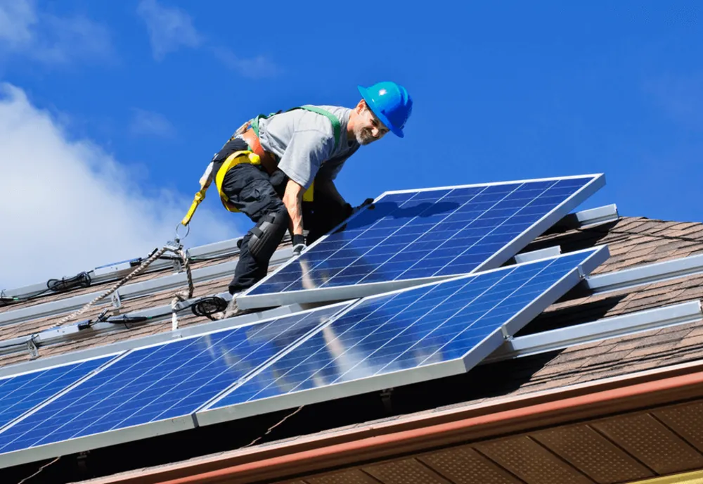 Și cu panouri pe casă, și cu banii luați! Cum sunt țepuiți românii care își produc singuri energie - Explicații halucinante