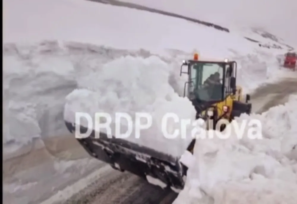 Nămeți pe Transalpina. Se depun eforturi ca circulația să se reia în timp cât mai scurt