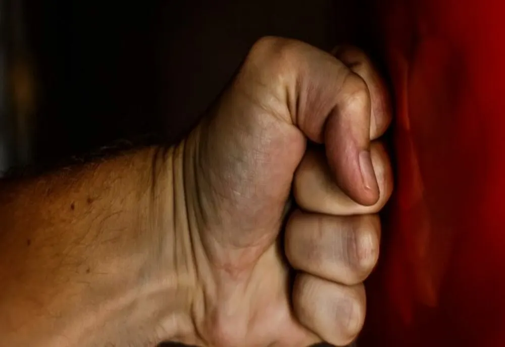 Elevul unei școli din județul Iași, lovit cu brutalitate de un angajat al unității de învățământ