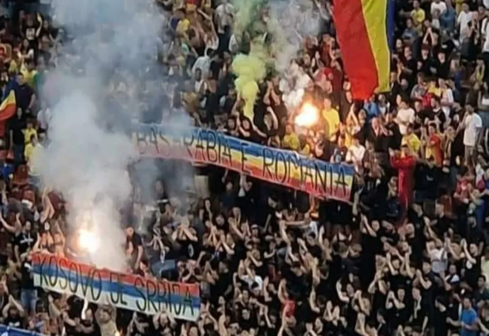 Meciul România-Kosovo, întrerupt o oră. O grupare a fanilor români a afișat mesajul "Kosovo este Serbia"