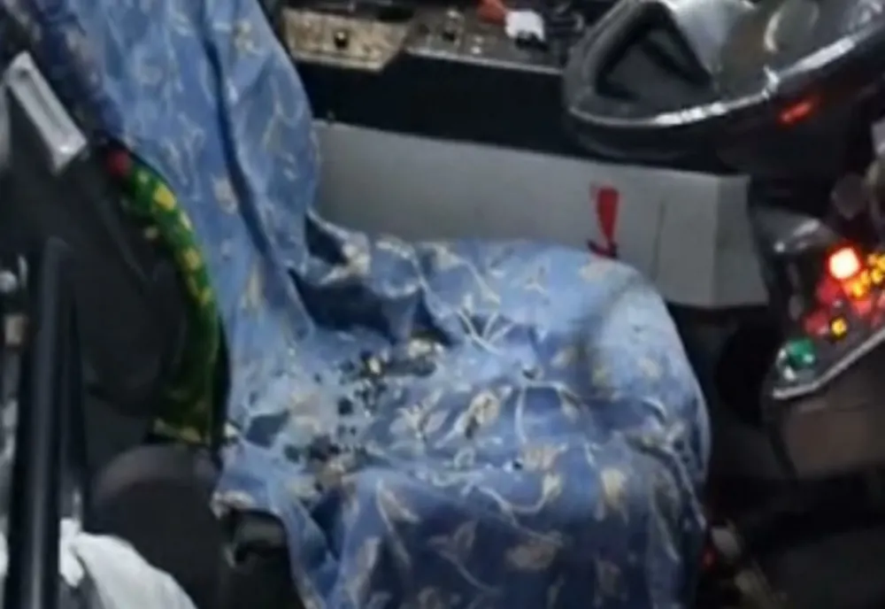 Un tânăr din Iași a distrus un autobuz și a atacat o femeie după ce i s-a cerut să valideze biletul