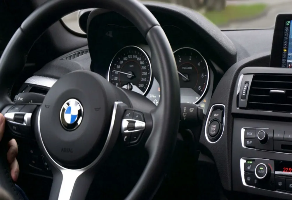 A înscenat furtul unui BMW pentru a încasa miile de euro din asigurare. Cum l-au dat de gol cheile mașinii pe un bărbat din Iași