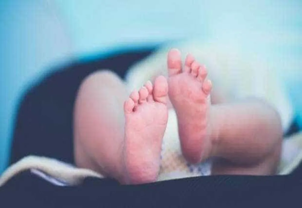 TRAGEDIE ÎN BELGIA: BEBELUȘ DE 15 LUNI GĂSIT MORT ÎNTR-O MAȘINĂ, UITAT DE TATĂ ÎN PARCARE