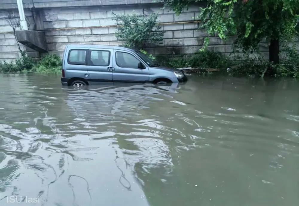 VIDEO IAŞI: ANGAJAŢII ISU INTERVIN ÎN ZECE LOCURI DIN JUDEŢ PENTRU EVACUAREA APEI