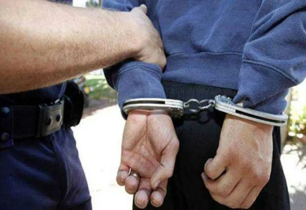 Român arestat preventiv după ce a trimis un colet plin cu arme letale din Spania în România