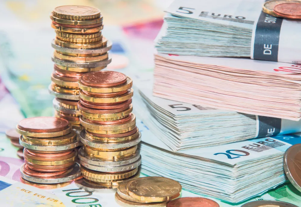 DEPOZITELE LA BĂNCI ALE FIRMELOR ŞI POPULAŢIEI AU CRESCUT CU 0,3% ÎN FEBRUARIE