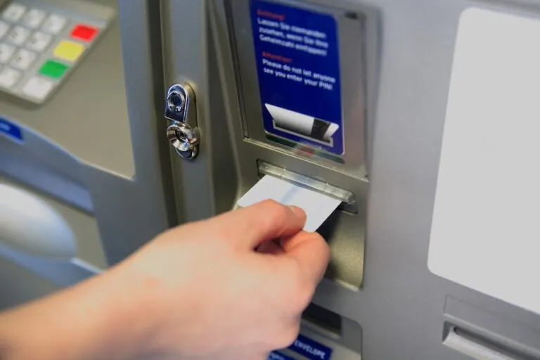 ROMÂNII TAXAȚI PENTRU PROPRII BANI: NOUA TAXĂ PE TRANZACȚII VINE!