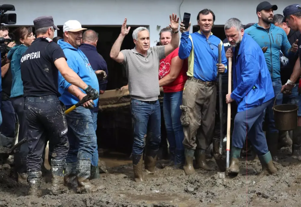CĂLIN GEORGESCU ȘI GEORGE SIMION, ÎMPREUNĂ ÎN MIJLOCUL ROMÂNILOR AFECTAȚI DE INUNDAȚII