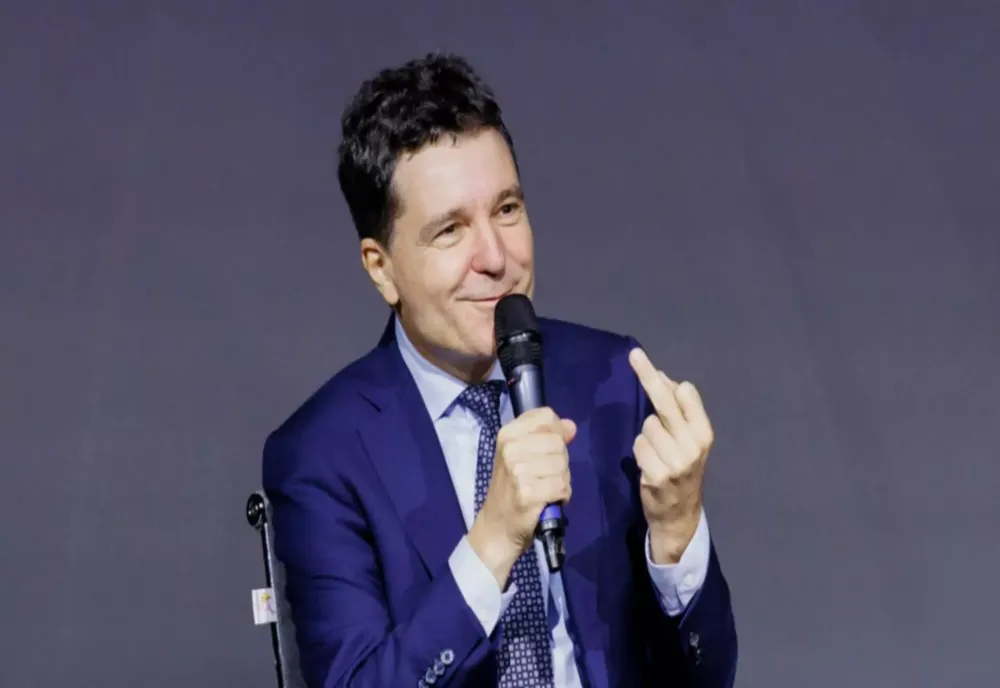NICUȘOR DAN NUMĂRĂ ȘI VORBEȘTE PRIN SEMNE. GESTURILE PREȘEDINTELUI FAC ÎNCONJURUL LUMII. MOMENTUL ”DEGETULUI PREZIDENȚIAL”, SURPRINS ÎN IMAGINI BOMBĂ - VIDEO 