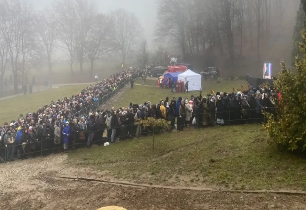 Îmbulzeală la slujba de canonizare a părintelui Arsenie Boca. Zeci de pelerini au avut nevoie de ajutor medical