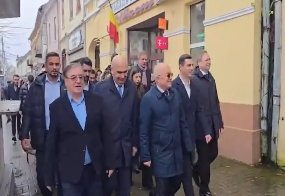 Bolojan, huiduit la Sighet. Românii nu mai suportă austeritatea impusă de „Ilie Sărăcie” – VIDEO
