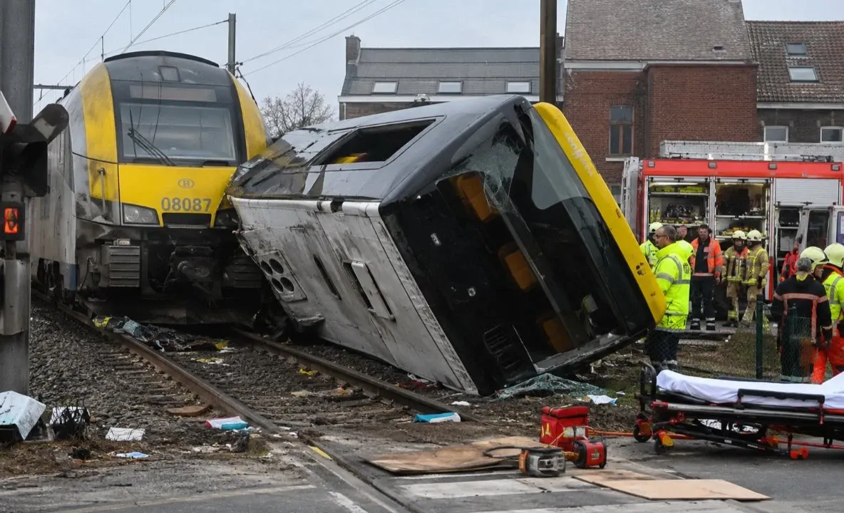 Tragedie în Belgia: un tren a spulberat un microbuz cu elevi. Patru persoane au murit, printre care doi copii