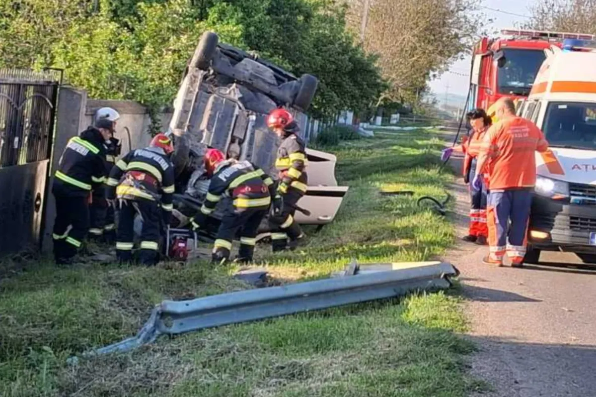 Accident în județul Vaslui. Bărbat rănit după ce s-a răsturnat cu mașina și a intrat într-un stâlp de electricitate