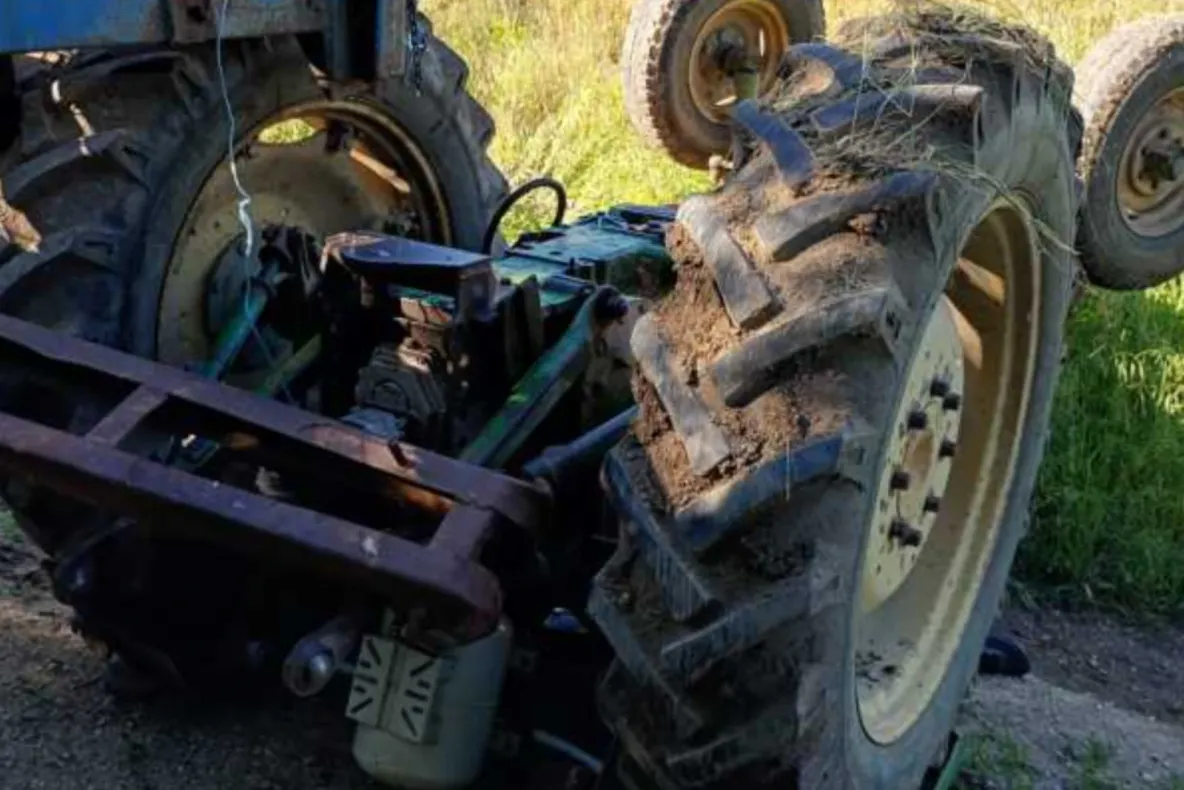 Accident tragic în Argeș. Un bărbat de 52 de ani a murit strivit sub tractorul pe care îl conducea