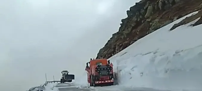 Luptă cu nămeții pe Transalpina și Transfăgărășan. Drumarii intervin în zone unde zăpada depășește cinci metri