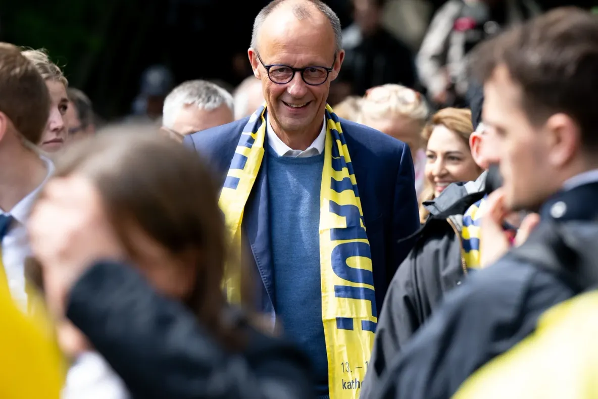 Se ascut săbiile între Trump și cancelarul Germaniei. Merz îi avertizează pe tineri să stea departe de SUA