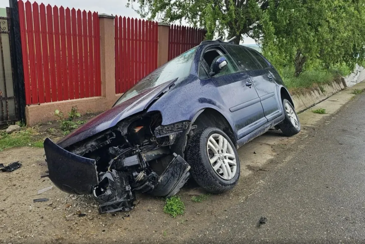 Accident grav în Vaslui: Șase oameni, printre care trei copii, au ajuns la spital după ce o mașină s-a izbit violent de un cap de pod