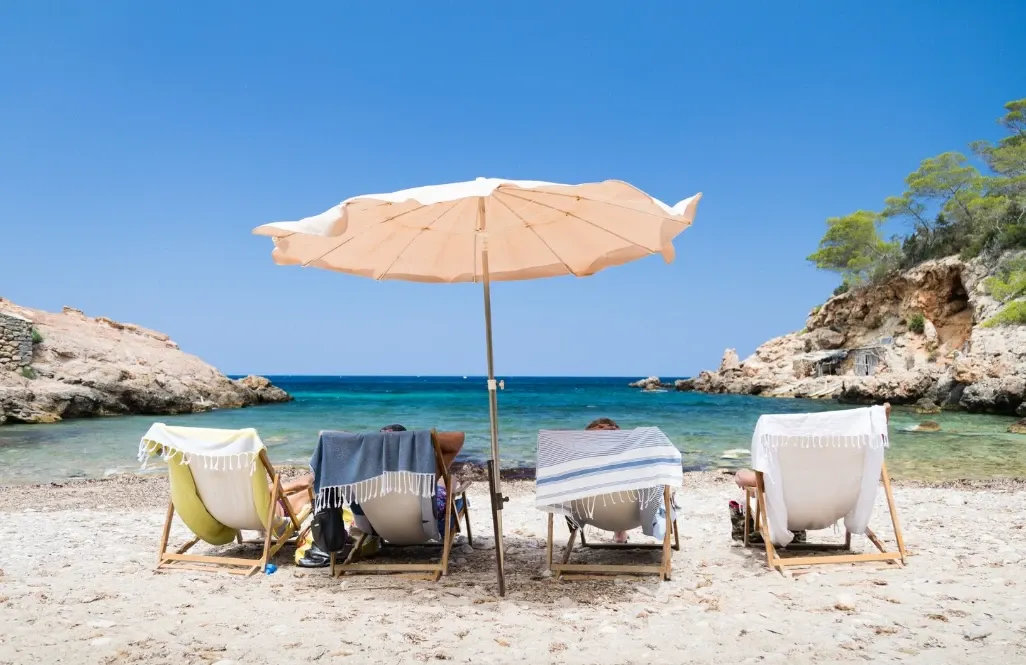 Insula din Grecia care a devenit paradisul turiștilor: umbrele gratuite pe plajă și acces liber pentru toată lumea