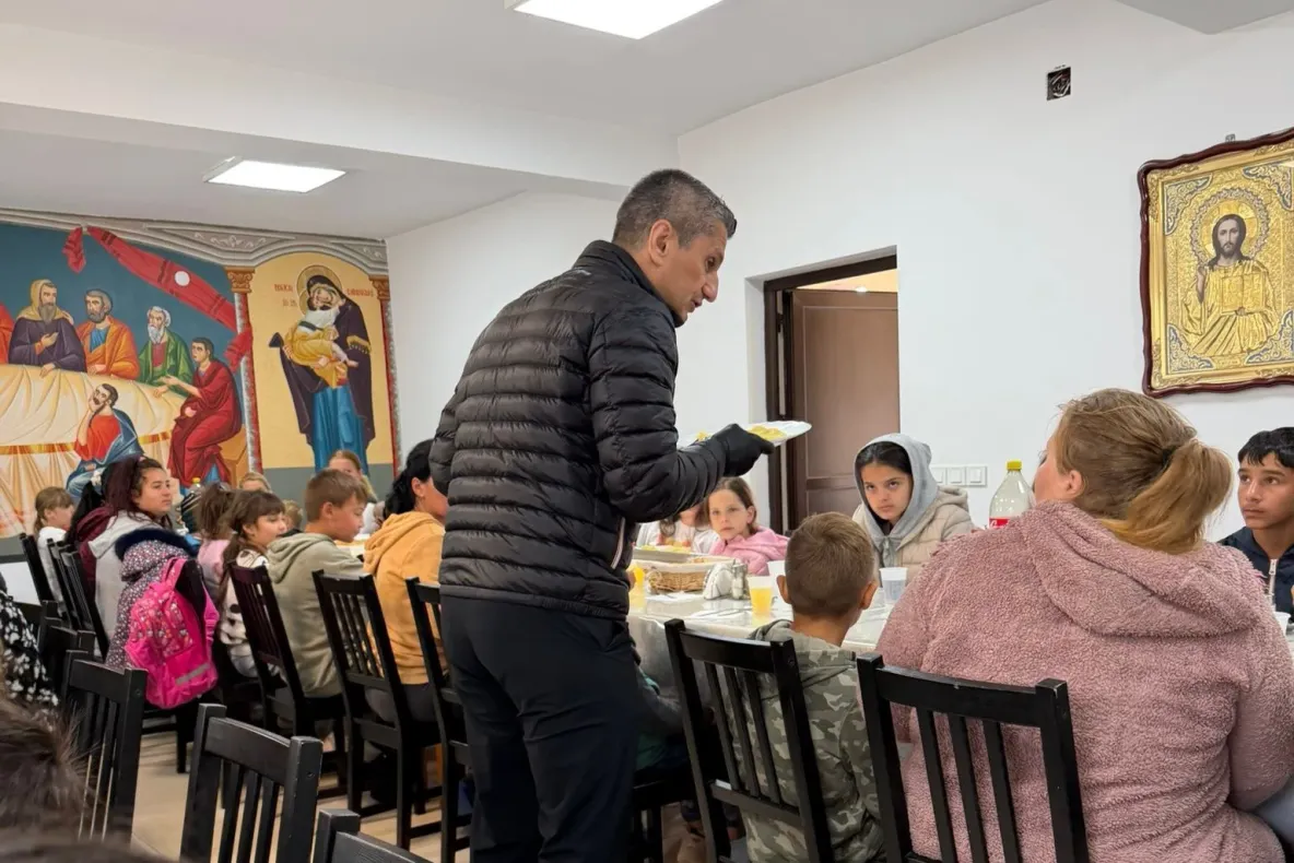 Răzvan Lucescu, gest deosebit în memoria tatălui său. A servit mâncare nevoiașilor la pomana de 40 de zile FOTO