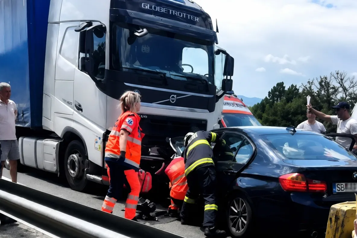 Trafic blocat pe DN 1. O persoană este resuscitată, după ce o mașină s-a ciocnit frontal cu un TIR