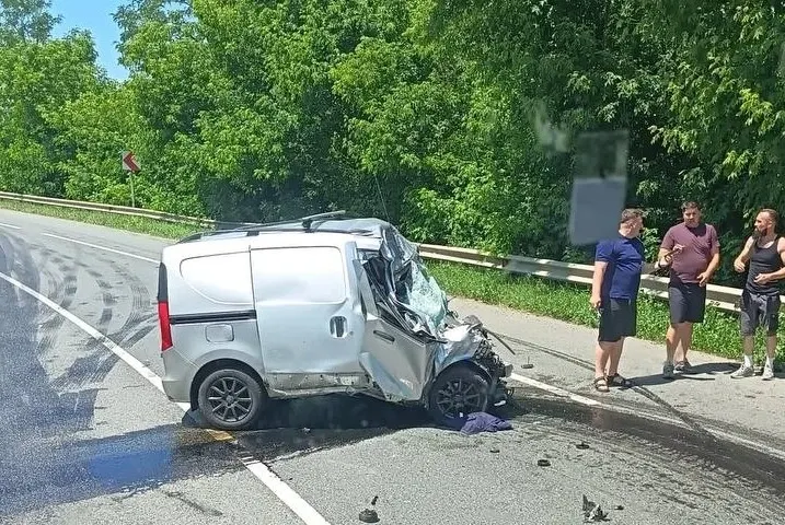 Tragedie pe E58, în Iași: un șofer a murit după ce mașina sa a fost strivită de un tir